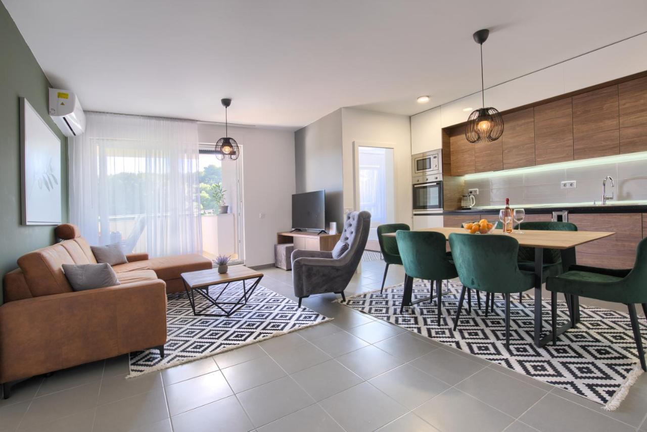 Beautiful Two-Bedroom Seaside Apartment In Premantura Exterior foto