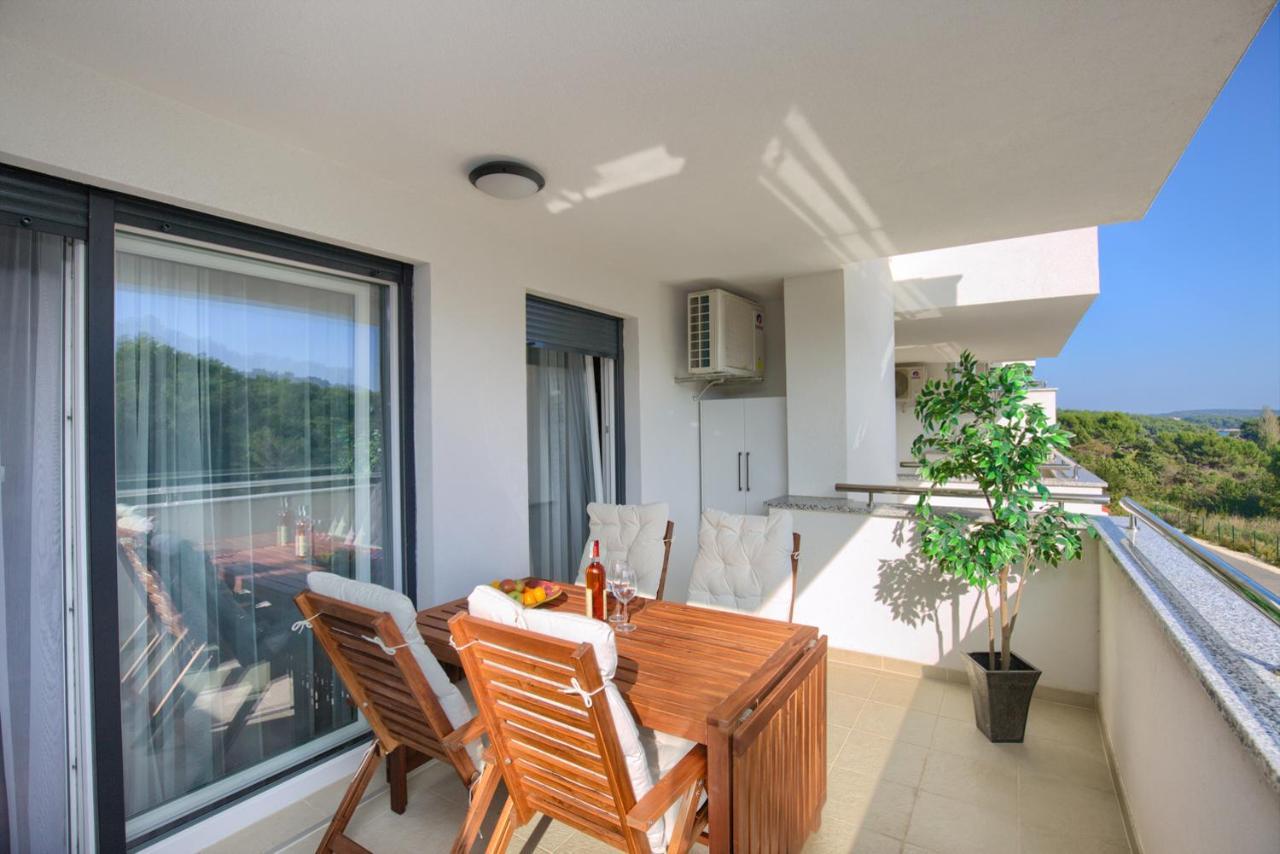 Beautiful Two-Bedroom Seaside Apartment In Premantura Exterior foto