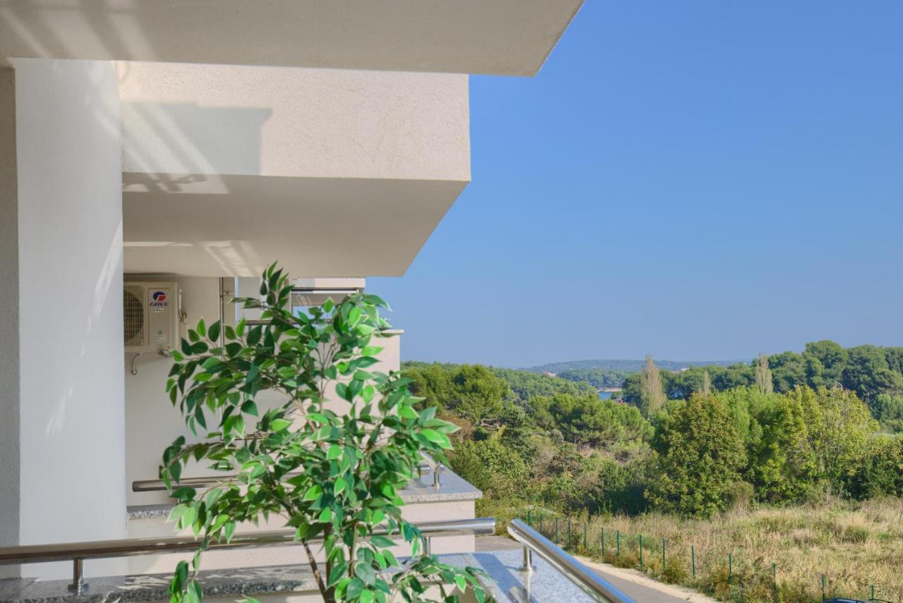 Beautiful Two-Bedroom Seaside Apartment In Premantura Exterior foto